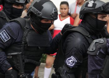 ATROPELLAN A POLICÍA PARA HUIR