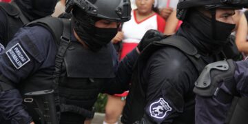 ATROPELLAN A POLICÍA PARA HUIR