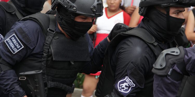 ATROPELLAN A POLICÍA PARA HUIR