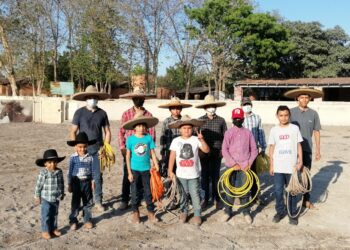 IMPARTEN CLASES DE CHARRERÍA A NIÑOS