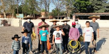 IMPARTEN CLASES DE CHARRERÍA A NIÑOS