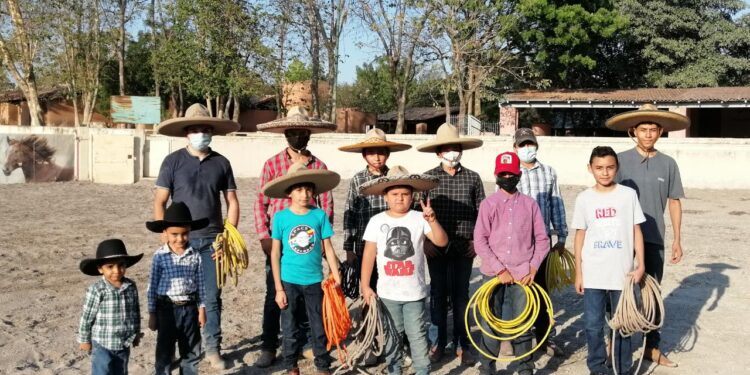 IMPARTEN CLASES DE CHARRERÍA A NIÑOS