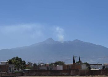 CONTINÚA INCENDIO EN EL NEVADO DE COLIMA