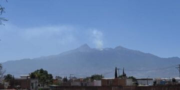 CONTINÚA INCENDIO EN EL NEVADO DE COLIMA