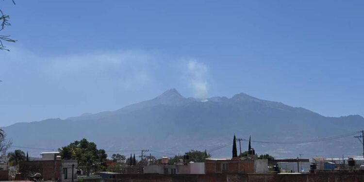 CONTINÚA INCENDIO EN EL NEVADO DE COLIMA