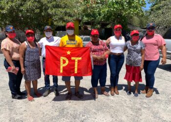 AURORA CRUZ SE REÚNE CON PESCADORES DE LA LAGUNA DE CUYUTLÁN