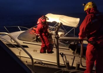 RESCATAN A 16 PERSONAS A 77 KILÓMETROS MAR ADENTRO EN BC