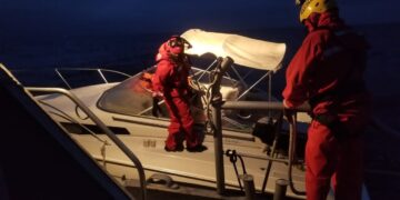 RESCATAN A 16 PERSONAS A 77 KILÓMETROS MAR ADENTRO EN BC