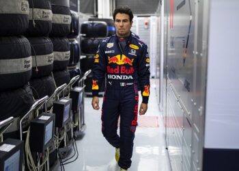 CHECO PÉREZ DEJA BUENAS SENSACIONES EN EL PRIMER DÍA DE PRÁCTICAS EN BAHREIN