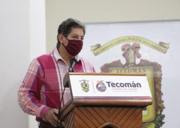 Elías Lozano se registra como candidato a la alcaldía de Tecomán