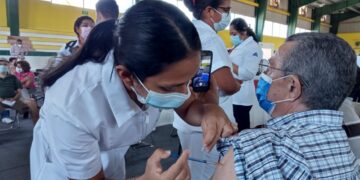 CONTINÚA APLICACIÓN DE VACUNA ANTICOVID A PERSONAS MAYORES FALTANTES