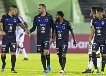 RAYADOS GOLEA Y TIENE PIE Y MEDIO EN CUARTOS