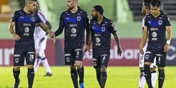 RAYADOS GOLEA Y TIENE PIE Y MEDIO EN CUARTOS