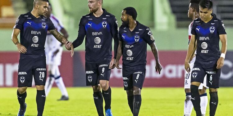 RAYADOS GOLEA Y TIENE PIE Y MEDIO EN CUARTOS