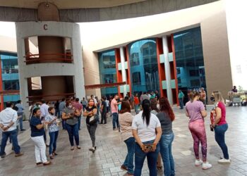 Se manifiestan trabajadores de Gobierno del Estado por falta de pago de prestaciones