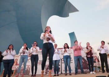 INDIRA CIERRA CAMPAÑA EN EL PEZ VELA DE MANZANILLO