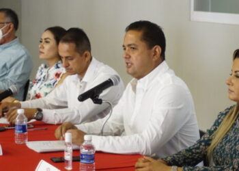CARLOS FARÍAS ANUNCIA CAMBIOS EN SU PLANILLA PARA LA ALCALDÍA DE COLIMA