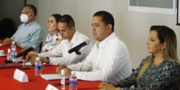 CARLOS FARÍAS ANUNCIA CAMBIOS EN SU PLANILLA PARA LA ALCALDÍA DE COLIMA