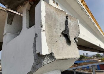 PUENTE PEATONAL DE TECOMÁN PUDIERA COLAPSAR DE NO SER INTERVENIDO