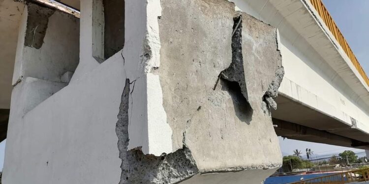 PUENTE PEATONAL DE TECOMÁN PUDIERA COLAPSAR DE NO SER INTERVENIDO