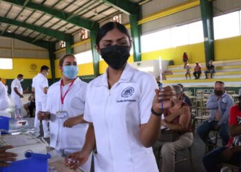 SE CONTINÚA APLICANDO LA VACUNA ANTICOVID PARA MAYORES DE 50 AÑOS Y MUJERES EMBARAZADAS