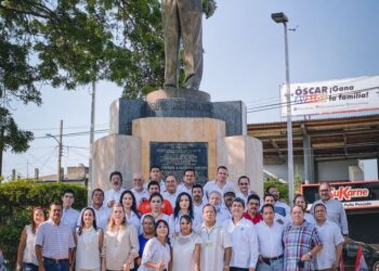 Mely Romero rinde homenaje a Gustavo Vázquez por el día del maestro.