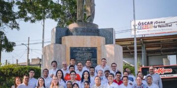 Mely Romero rinde homenaje a Gustavo Vázquez por el día del maestro.