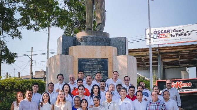 Mely Romero rinde homenaje a Gustavo Vázquez por el día del maestro.
