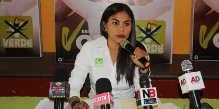 KARINA HEREDIA EXHIBE A MEMO TOSCANO POR SUS ANTECEDENTES PENALES