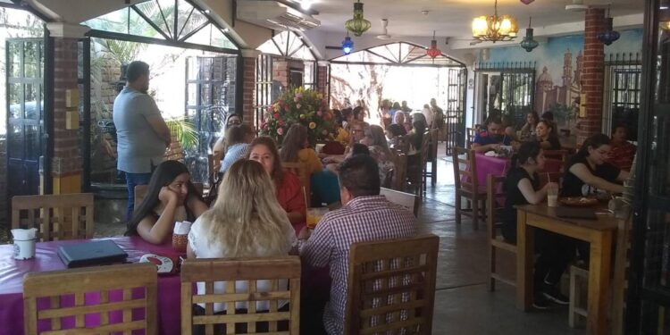Logran restauranteros ventas por más del 50 por ciento este 10 de mayo