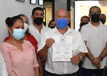 RECIBE CONSTANCIA DE MAYORÍA FELIPE MICHEL COMO ALCALDE ELECTO DE COMALA