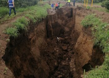 COORDINAN TRABAJOS PARA REABRIR CARRETERA AFECTADA POR GRIETA EN SAYULA