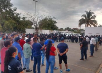 POLICÍAS DE LA VILLA AMENAZAN CON NO TRABAJAR EL 6 DE JUNIO POR ADEUDOS