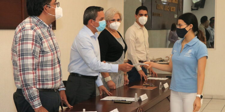 ENTREGAN BECAS “CARA AMIGA” A ESTUDIANTES DE LICENCIATURAS DE LA UNIVERSIDAD DE COLIMA