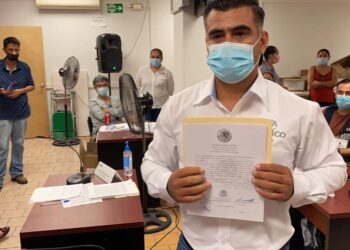 RECIBE RIULT RIVERA CONSTANCIA DE MAYORÍA