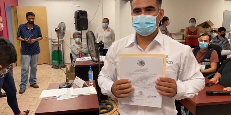 RECIBE RIULT RIVERA CONSTANCIA DE MAYORÍA