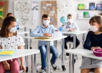 CONTINÚAN LOS CONTAGIOS DE COVID EN LAS ESCUELAS DEL PAÍS TRAS REAPERTURA