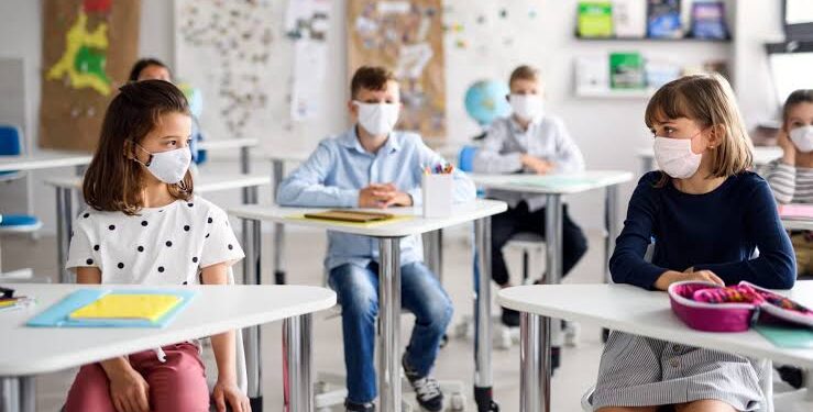 CONTINÚAN LOS CONTAGIOS DE COVID EN LAS ESCUELAS DEL PAÍS TRAS REAPERTURA