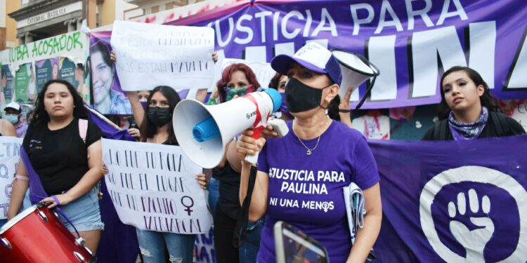 EXIGEN JUSTICIA POR EL FEMINICIDIO DE PAULINA; TRANSCURRE MARCHA DE MANERA PACÍFICA