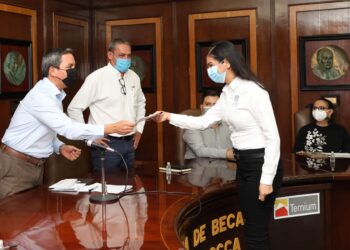 RECIBEN ESTUDIANTES DE LA UNIVERSIDAD DE COLIMA LA BECA ROBERTO ROCA EDUCATION PROGRAM