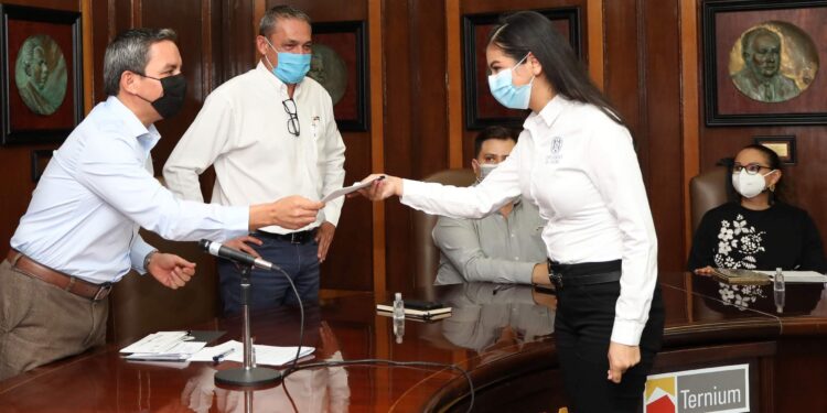 RECIBEN ESTUDIANTES DE LA UNIVERSIDAD DE COLIMA LA BECA ROBERTO ROCA EDUCATION PROGRAM