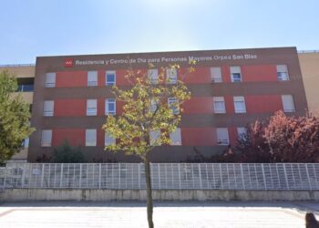 PESE A ESTAR VACUNADOS, 21 ADULTOS MAYORES EN ESPAÑA SE CONTAGIAN DE COVID