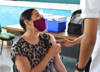 GOBERNADORA ELECTA SE VACUNA CONTRA COVID19; LLAMA A COLIMENSES A PROTEGERSE