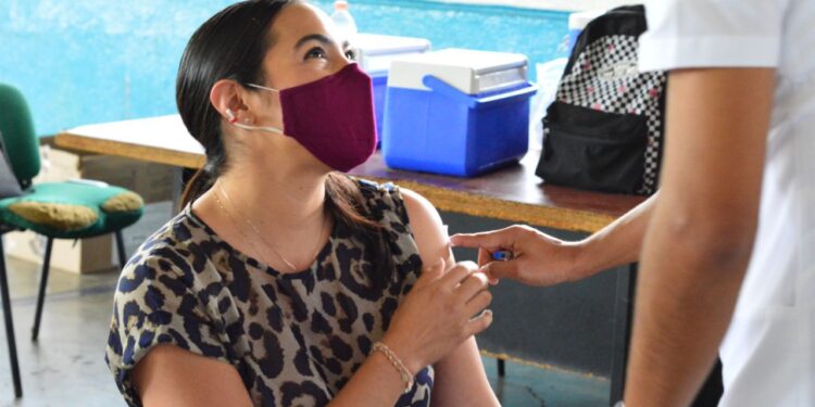 GOBERNADORA ELECTA SE VACUNA CONTRA COVID19; LLAMA A COLIMENSES A PROTEGERSE