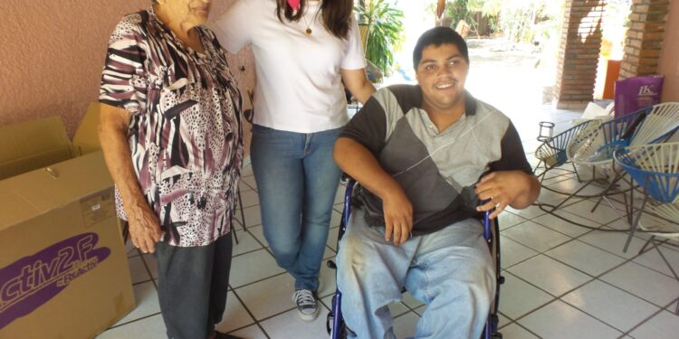 GISELA MÉNDEZ CUMPLE PROMESA Y ENTREGA SILLAS DE RUEDAS