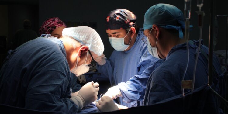 LOGRAN EXITOSO TRANSPLANTE DE RIÑÓN DE DONANTE VIVO