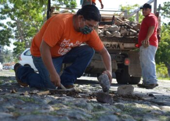 Realizan trabajos de mantenimiento en vialidades de Colima.
