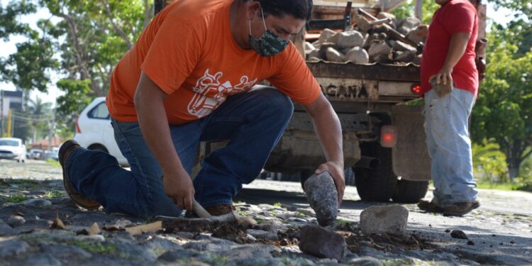 Realizan trabajos de mantenimiento en vialidades de Colima.