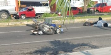MOTOCICLISTA GRAVE DESPUES DE SER ARROLLADO POR CAMIÓN URBANO EN LA VILLA