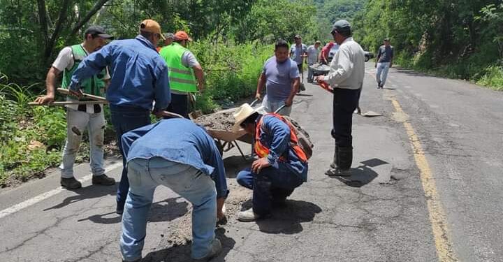 Tapan usuarios 350 baches en carretera Villa de Álvarez-Minatitlán
